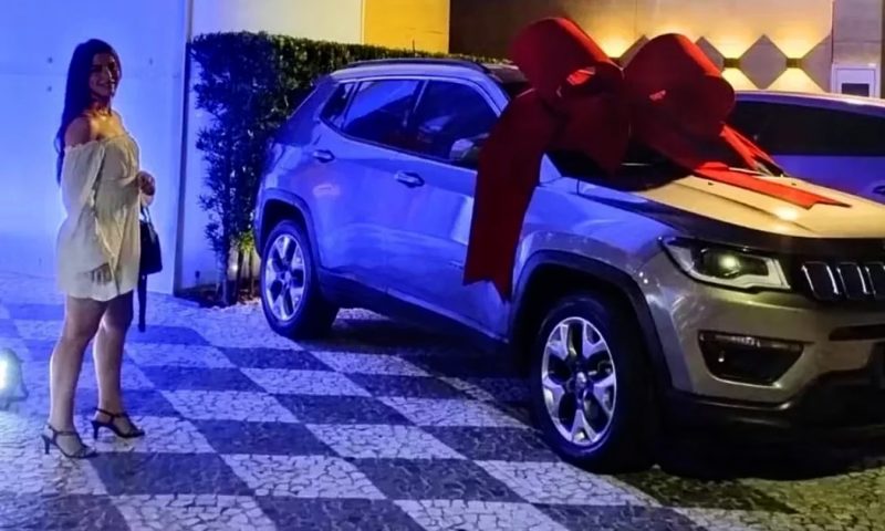 Jovem ganha carro em sorteio, gasta R$ 10 mil em reparos, é demitida e empresa pega carro de volta