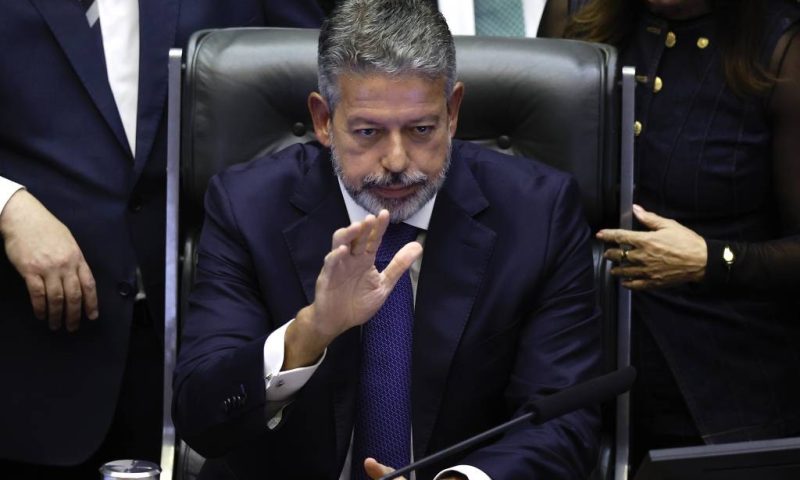 Lira mantém 10% de imposto para super-ricos em 10% e amplia redução de IR para quem ganha até R$ 7.350