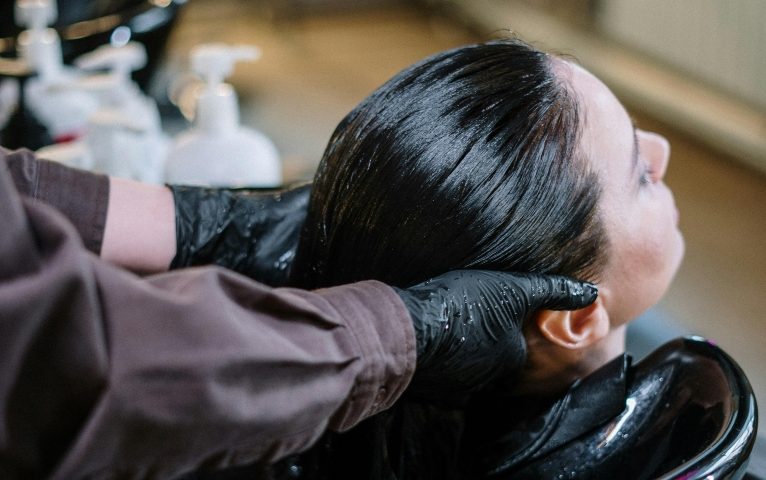 Anvisa faz alerta sobre uso do formol como alisante de cabelos