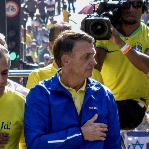 Bolsonaro comunica que está com crises de soluço e vômitos, e cancela agenda por todo o mês de julho
