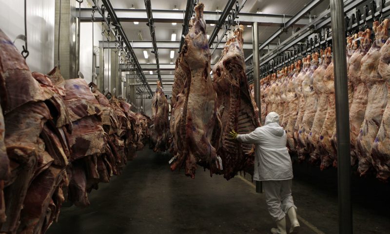 Frigoríficos começam a cancelar exportações para os EUA;produção é suspensa no MS