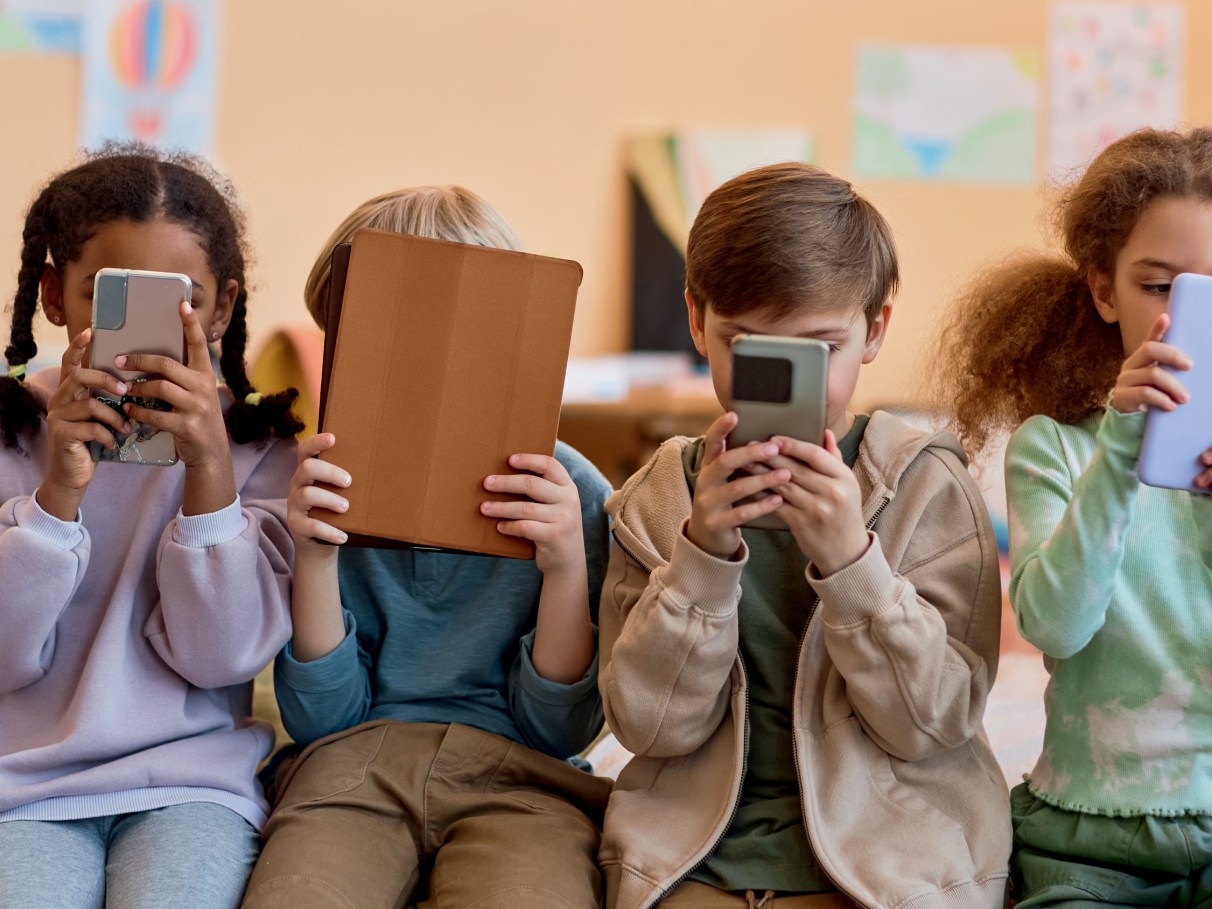 Estudo revela que crianças com celular antes dos 13 anos têm mais risco de depressão