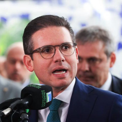 Fim da escala 6×1 pode ser votado em maio, diz Motta