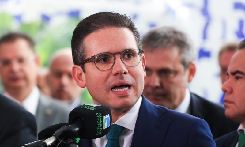 Fim da escala 6×1 pode ser votado em maio, diz Motta