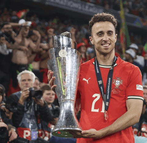 Diogo Jota, atacante do Liverpool, e irmão morrem em trágico acidente de carro na Espanha