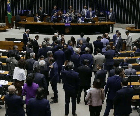 Câmara aprova projeto que aprova aumentar licença paternidade de 5 para 20 dias