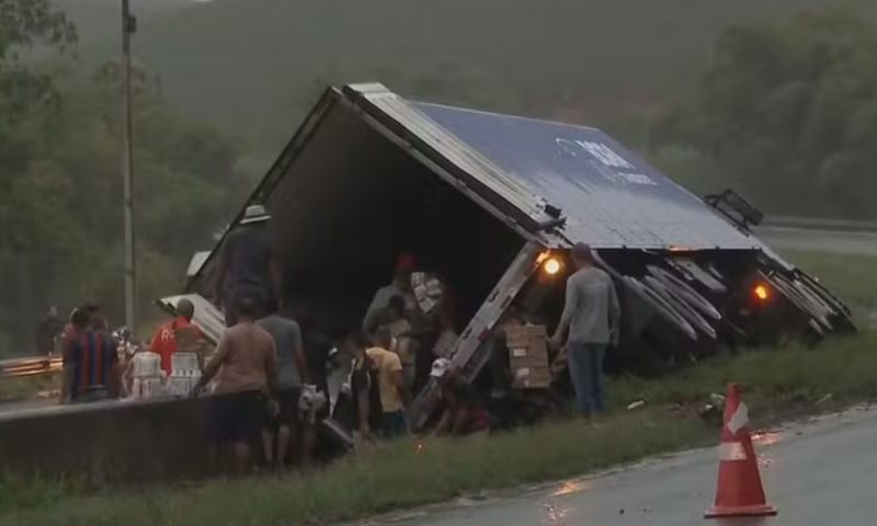 Carga de laticínios é saqueada após caminhão tombar na BR-101