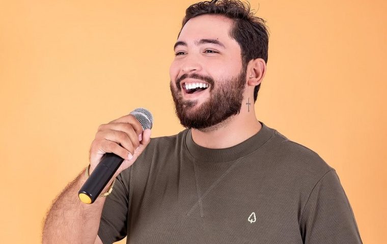 Cantor sertanejo morre aos 24 anos após cair da carroceria de caminhonete