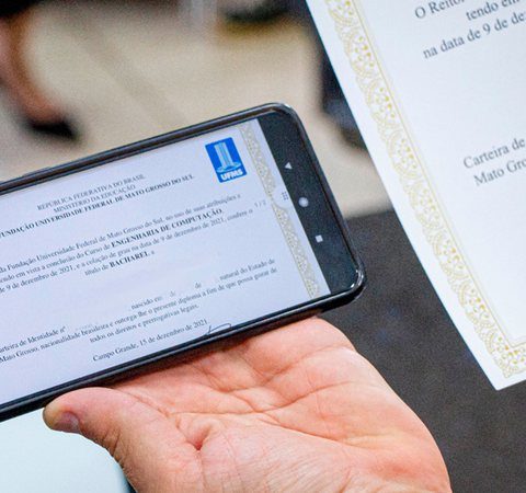 Diploma de papel deixa de existir e gera dúvidas entre formandos; entenda novas regras