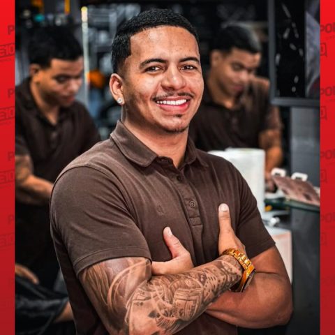 Barbeiro de 25 anos é executado com 10 tiros enquanto atendia cliente em salão