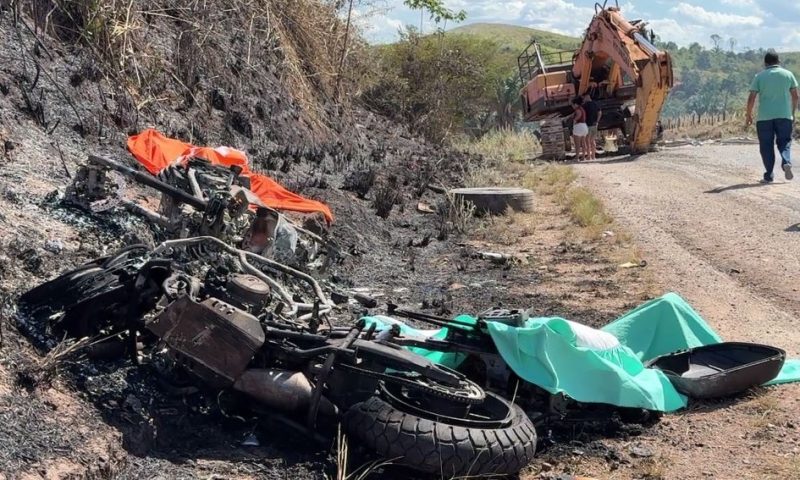 Tragédia: retroescavadeira se desprende de caminhão, atinge motos e mata 4 pessoas