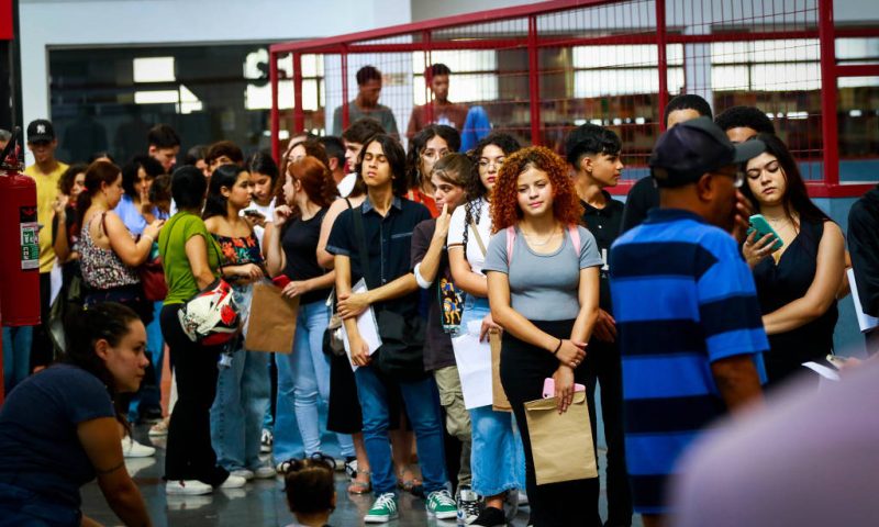 Total de trabalhadores por conta própria dispara, e ganho supera o de carteira assinada