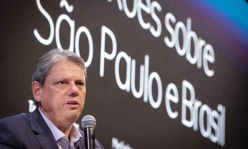 Brasil deveria dar alguma vitória a Trump para destravar tarifaço de 50% a produtos brasileiros, diz Tarcísio