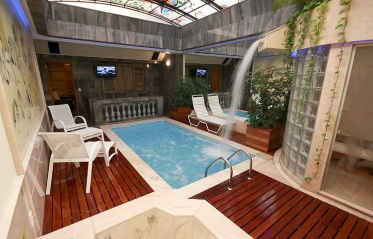 Mulher é encontrada morta em piscina de motel de luxo; saiba detalhes