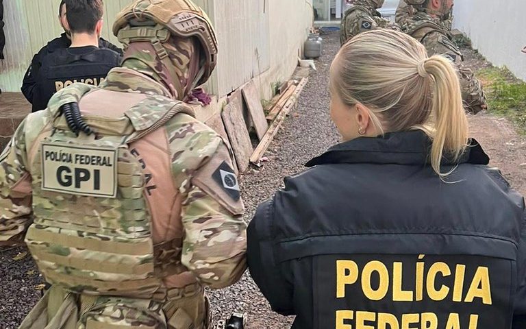 Megaoperação da PF com 1.400 agentes mira esquema bilionário do PCC no setor de combustíveis