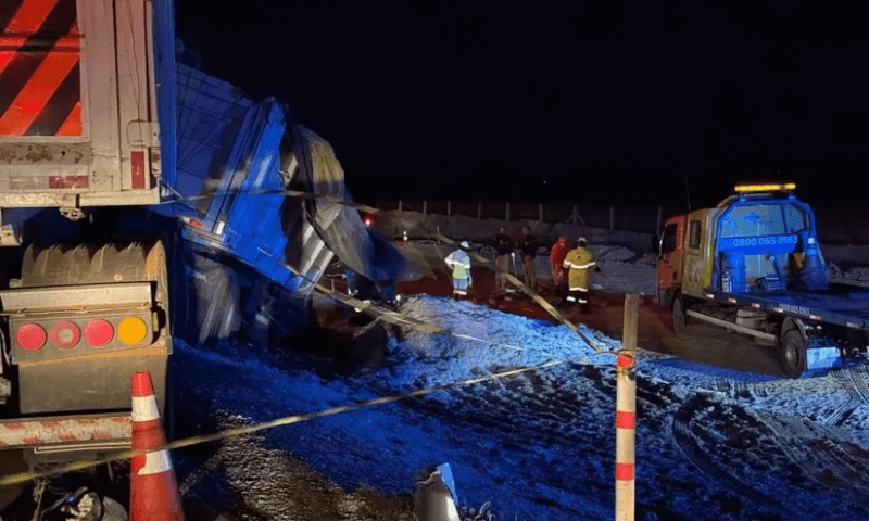 Grave acidente entre ônibus e carreta deixa 11 mortos e mais de 40 feridos na BR-163