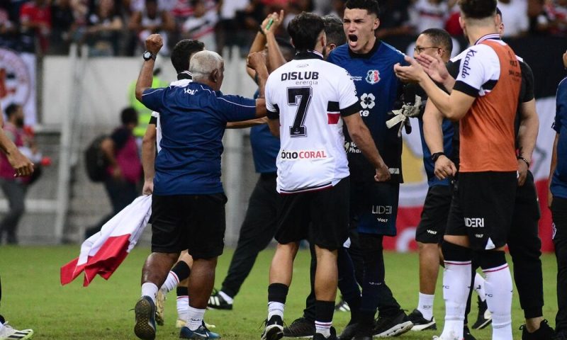 Goleiro Rokenedy brilha, pega três pênaltis e Santa Cruz avança na Série D