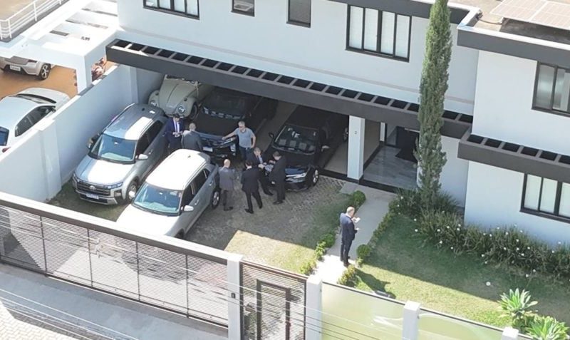 Polícia começa a monitorar área externa da casa de Bolsonaro e vistorias nos porta-malas de todos os veículos que saírem da casa