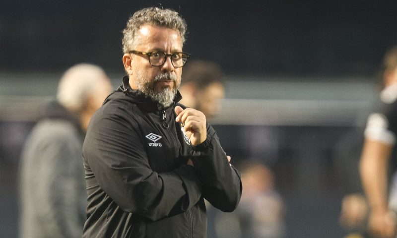 Cleber Xavier não resiste à goleada do Vasco por 6 a 0 e não é mais técnico do Santos