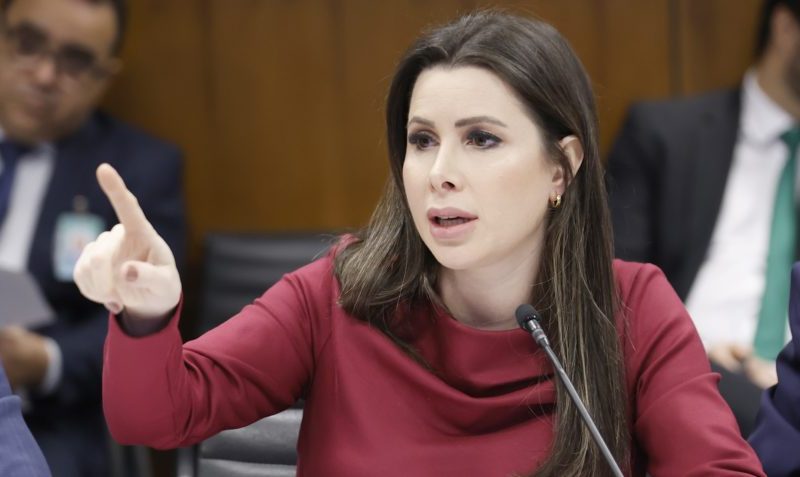 Deputada Carol de Toni, do PL, propõe lei que o Congresso anule decisões do STF contra deputados