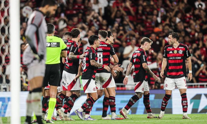 Vitória demite técnico Fábio Carille após goleada de 8 a 0 diante do Flamengo