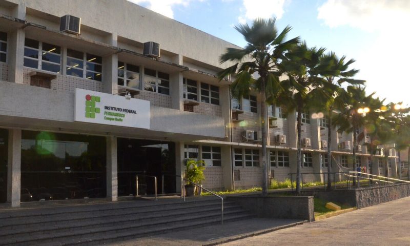 IFPE abre concurso público com 100 vagas; salários são de até R$ 13.216,85