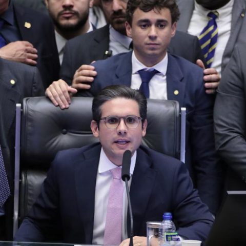 Hugo Motta insinua que Eduardo Bolsonaro pode perder cargo:‘Não há mandato à distância’