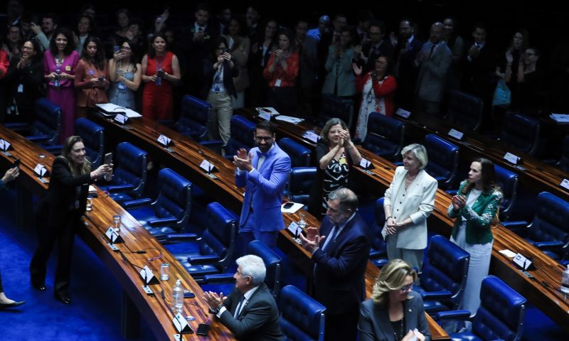 Senado aprova projeto contra adultização de crianças na internet;texto que vai à sanção de Lula