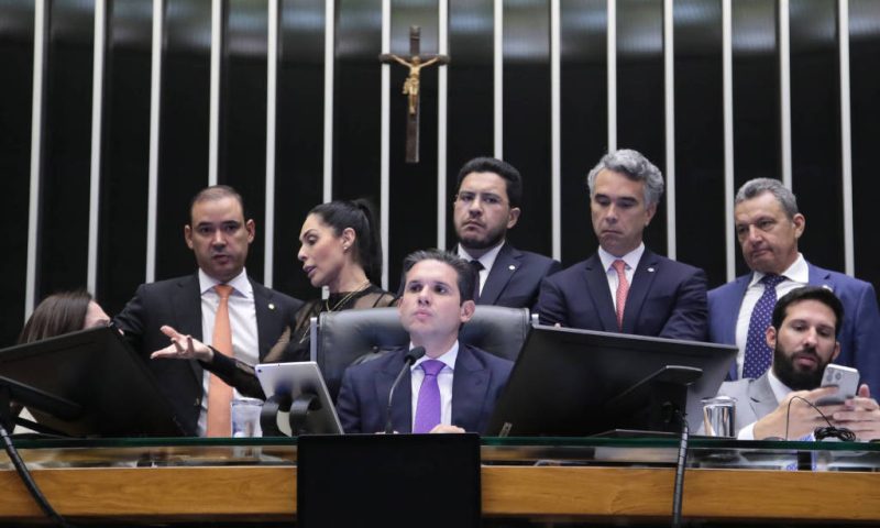 PEC que blinda parlamentares contra processos judiciais é aprovada em 1º turno na Câmara dos Deputados