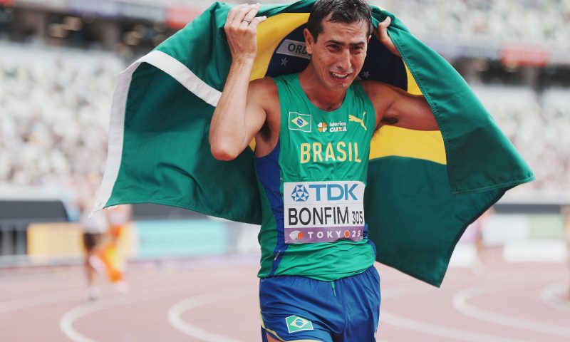 Caio Bonfim faz história em Tóquio e se torna campeão mundial da marcha de 20 km