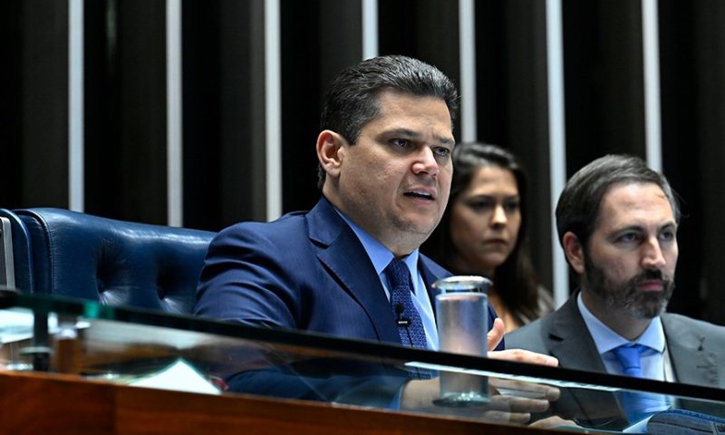 Alcolumbre oficializa arquivamento da PEC da Blindagem