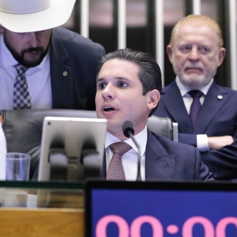 Hugo Motta,presidente da Câmara, promete tirar “pautas tóxicas” da agenda um dia após atos contra anistia e PEC da Blindagem