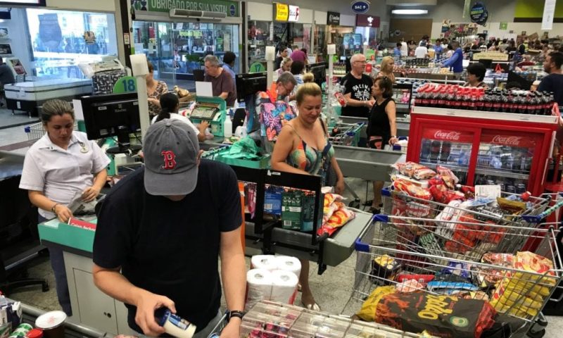 Preços ao consumidor caem em agosto que tem 1ª deflação em um ano com queda na conta de luz, na gasolina e em alimentos