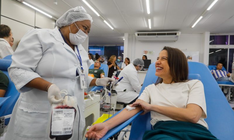 Governadora anuncia R$ 8 milhões de investimentos para o Hemope e doa sangue pela primeira vez