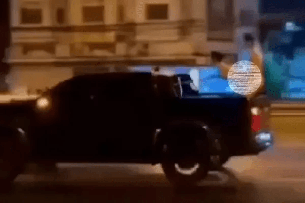 Influencer é preso após fazer sexo explícito em caminhonete em movimento