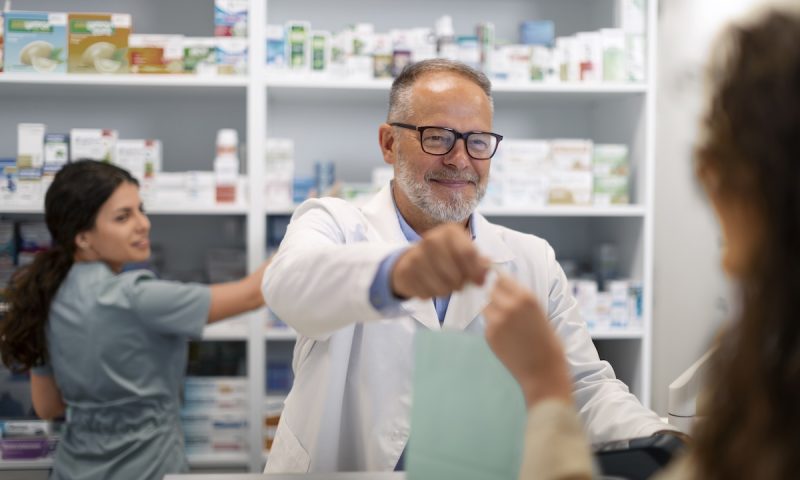Com vagas em Pernambuco, Rede de farmácias anuncia 400 vagas exclusivas para profissionais acima dos 50 anos; saiba como concorrer