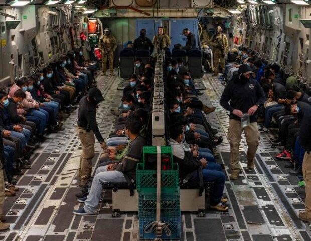 Número de brasileiros deportados no governo Trump bate recorde em 2025