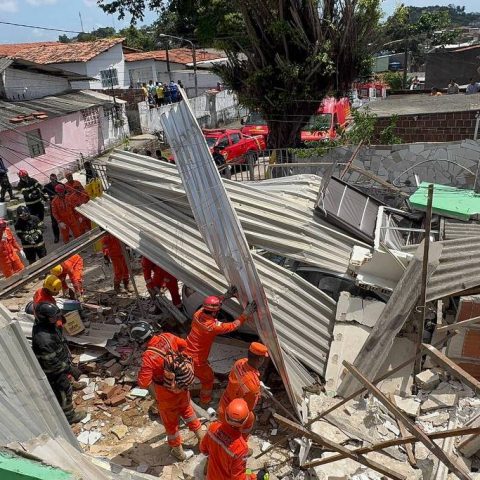 Imóvel com oito casas conjugadas desaba em Olinda e causa mortes