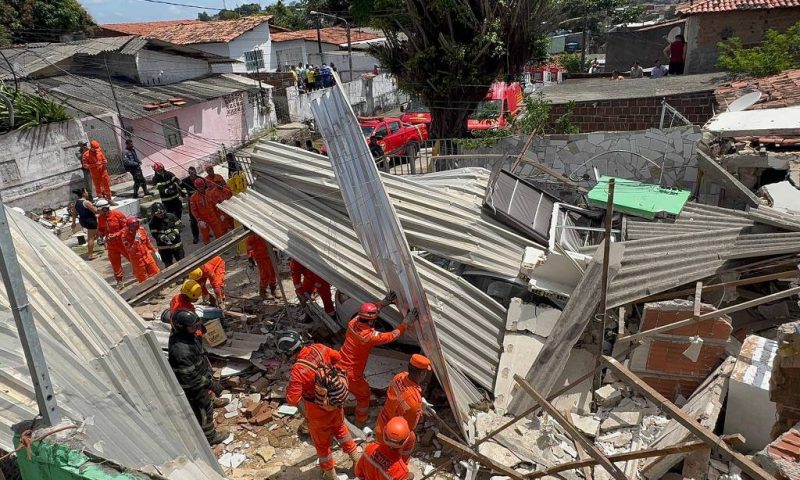 Imóvel com oito casas conjugadas desaba em Olinda e causa mortes