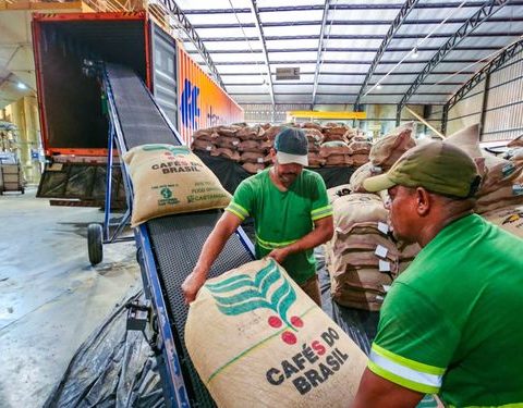 EUA reduzem tarifa-base de 10% sobre café, carne e frutas; Brasil ainda negocia a taxa de 40%