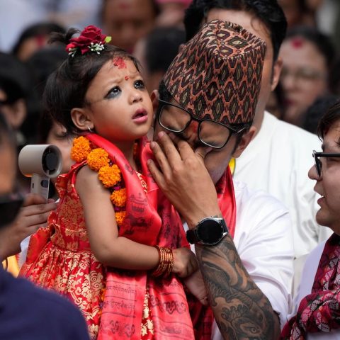 Nepal escolhe menina de dois anos como nova deusa viva