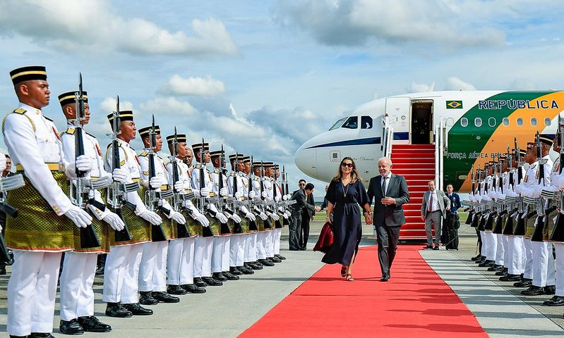 Lula desembarca na Malásia e abre caminho para possível encontro com Trump no domingo (26)