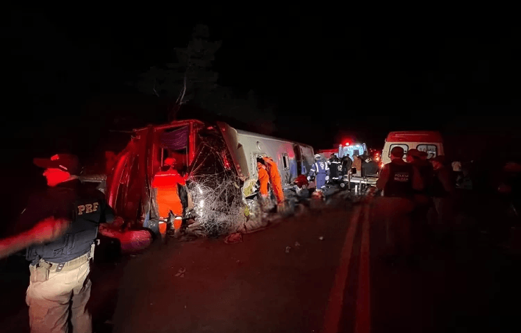Grave acidente com ônibus deixa ao menos 15 mortos em Pernambuco