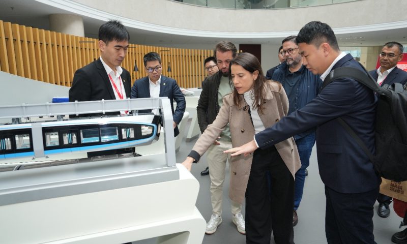 Em agenda na China, Raquel Lyra se reúne com a maior fabricante de trens do mundo