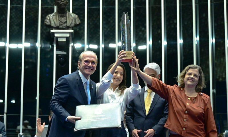 Raquel Lyra recebe comenda do Senado por avanços na alfabetização em idade certa