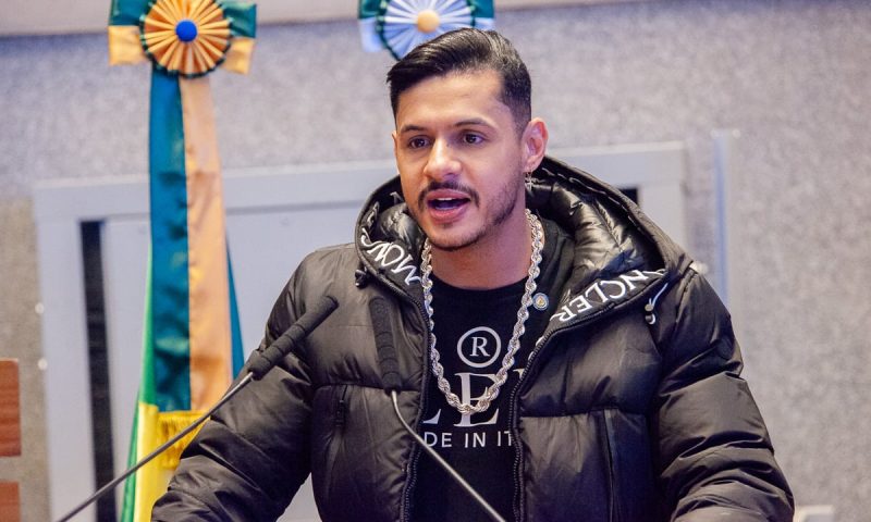 Na UTI, cantor Hungria fará hemodiálise e tratamento com etanol, diz assessoria