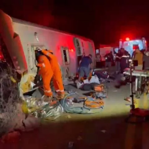 Novas imagens mostram como ficou ônibus após acidente com 17 mortos no Agreste de Pernambuco