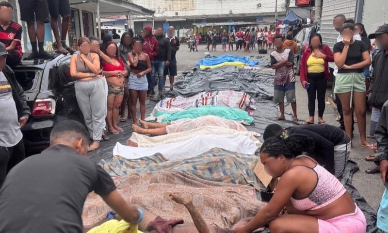 IMAGENS FORTES: 50 corpos são levados por moradores a praça no Rio um dia após operação