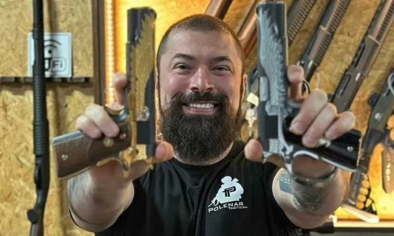 Deputado bolsonarista apresenta projeto para liberar armas  dentro de aviões