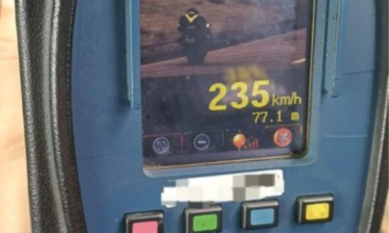 Moto é flagrada pela PRF a 225 km/h na BR-232, no Agreste de Pernambuco